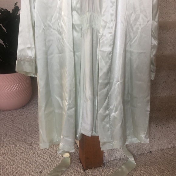 Morgan Taylor Intimates Green Satin Glamour Robe - Picture 3 of 11